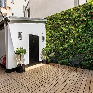 https://cosy-bedroom-tour-eiffel-champs-de-mars-2a-1.fr-paris.fr